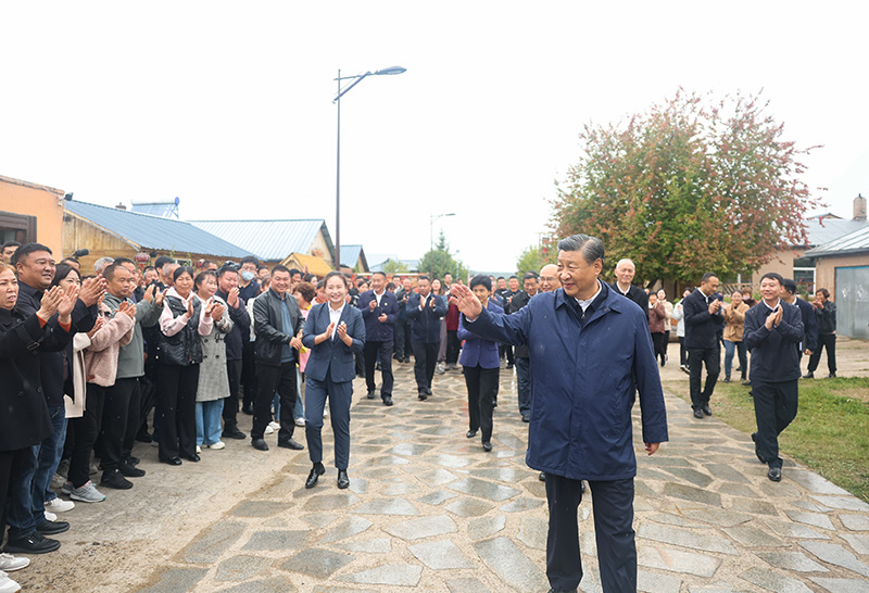 9月6日至8日，中共中央總書記、國家主席、中央軍委主席習(xí)近平在黑龍江考察。這是6日下午，習(xí)近平在大興安嶺地區(qū)漠河市北極村考察時(shí)，向當(dāng)?shù)厝罕姄]手致意。