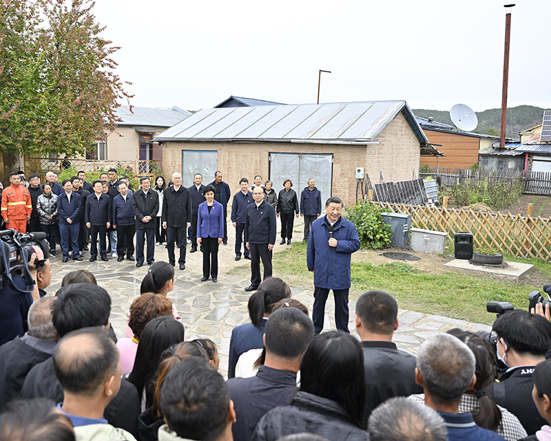 9月6日至8日，中共中央總書記、國家主席、中央軍委主席習(xí)近平在黑龍江考察。這是6日下午，習(xí)近平在大興安嶺地區(qū)漠河市北極村考察時(shí)，同當(dāng)?shù)厝罕娪H切交流。