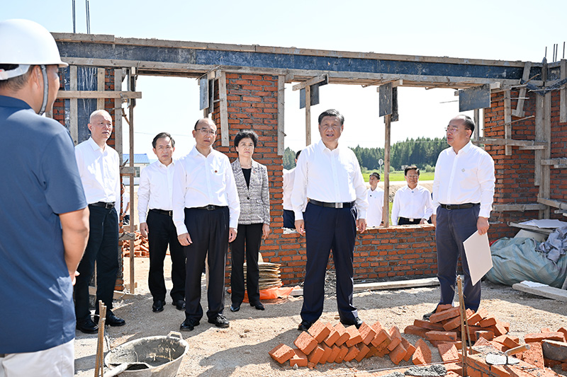 9月6日至8日，中共中央總書記、國家主席、中央軍委主席習(xí)近平在黑龍江考察。這是7日上午，習(xí)近平在遭受洪澇災(zāi)害的哈爾濱尚志市老街基鄉(xiāng)龍王廟村，察看水毀房屋重建情況。